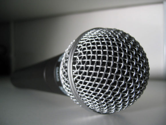 Arkivfoto fra Wikimedia af ChrisHamburg (Shure SM58 microphone)