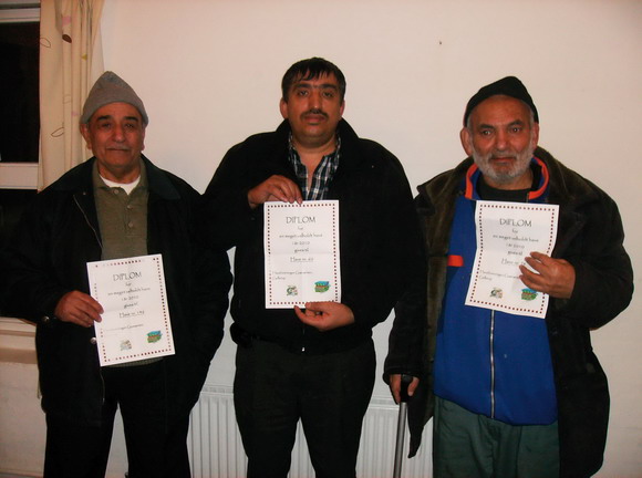 Tre af de syv vindere af Grønærtens havekonkurrence fik overrakt diplom og gavekort på haveforeningens generalforsamling.