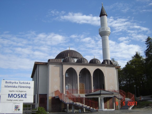 Arkivfoto af Davide Dent fra Wikipedia. Fittja-moskeen i Stockholm i Sverige