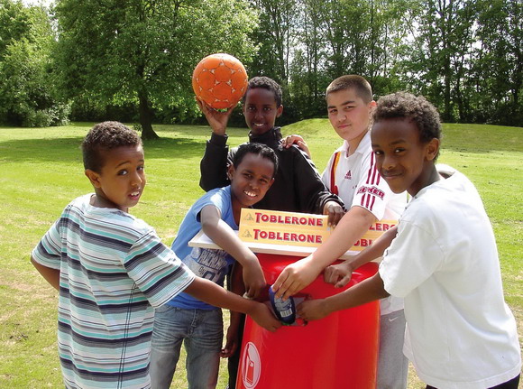 Mohammed og hans fodboldkammerater holder plænen fri for affald