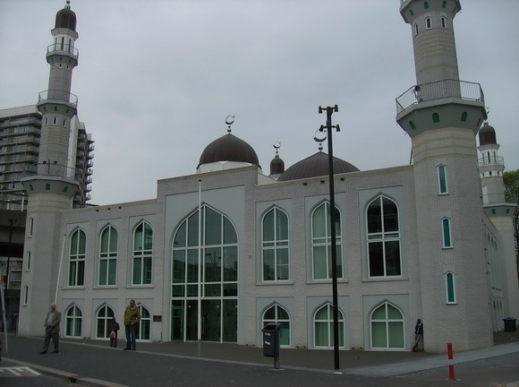 De muslismke samfund, som består af 19 forskellige grupperinger i Bijlermeer, har selv samlet penge ind og bygget en moske i bydelen
