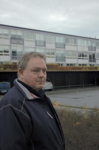 Varmemester Bo Jespersen, Kjærslund foran en blok uden paraboler Varmemester Bo Jespersen, Kjærslund foran en blok uden paraboler