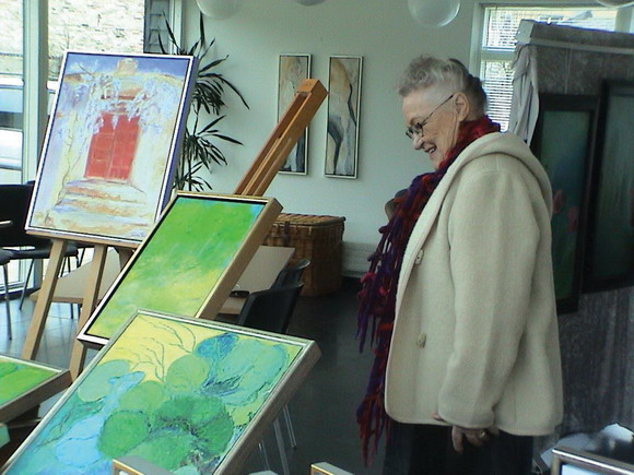 Vita Sigrid Pedersen foran et par af sine billeder Vita Sigrid Pedersen foran et par af sine billeder