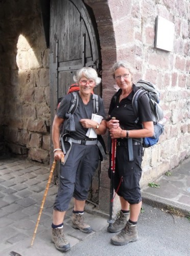 Rie Møller og Hanne Hansen i Saint Jean Pied de Port efter en fodrejse på 739 km