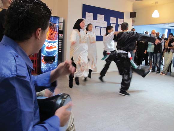 Trommerne gik lystigt til dansen, udført af børn og unge fra Arabisk-Dansk Kulturhus, til stor jubel fra festens deltagere. Trommerne gik lystigt til dansen, udført af børn og unge fra Arabisk-Dansk Kulturhus, til stor jubel fra festens deltagere.