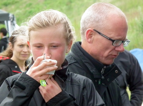 Det varmer med en god kop te fra Café Perlens bod.