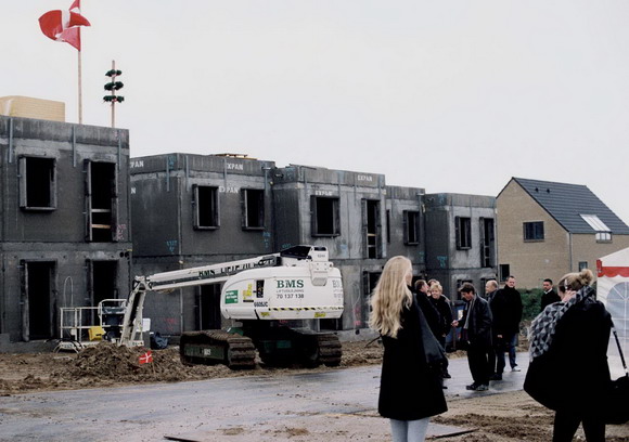 Arkivfoto af Bo Sigismund: Rejsegilde på lav-energi byggeriet Pilevangen i Solbjerg. Fra Skræppebladet december 2010 Arkivfoto af Bo Sigismund: Rejsegilde på lav-energi byggeriet Pilevangen i Solbjerg. Fra Skræppebladet december 2010