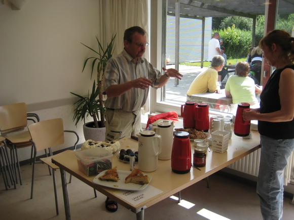 Pensionistklubben sælger kaffe og kage