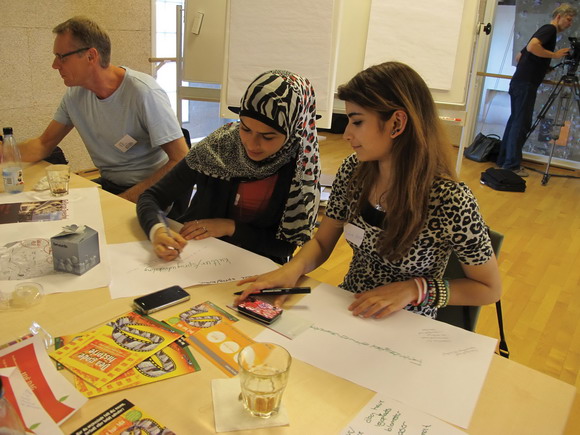 Raghda Ali (tv) deltog sammen med blandt andre Nadine El-Ahmad (th) i idé-dagens diskussioner i Gellerup-gruppen. 