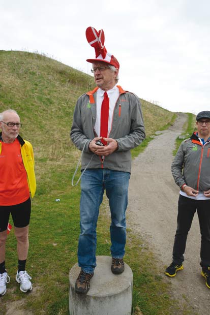 Tovholder Jan Christensen, med klaphat i dagens anledning, gør klar til at sætte Parkrun i gang