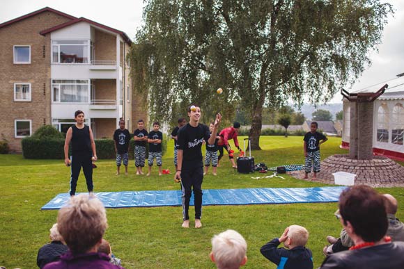 Cirkus Tværs underholdt børn og voksne i alle aldre