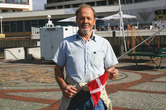 Guiden John Nielsen byder velkommen med flag
