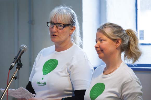 De to afdelingsformænd, Helle Hansen (tv) og Anett Sällsäter Christiansen, var på hjemmebane, da de fortalte beboerne om deres ønsker for Helhedsplanen. De to afdelingsformænd, Helle Hansen (tv) og Anett Sällsäter Christiansen, var på hjemmebane, da de fortalte beboerne om deres ønsker for Helhedsplanen.