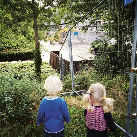 Små naboer inspicerer arbejdet. Foto af Lene Christensen