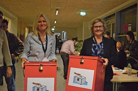 Administrationschef Susanne Witting (tv.) og kommunikationschef Lotte Pape var med til at tælle stemmesedlerne op. Administrationschef Susanne Witting (tv.) og kommunikationschef Lotte Pape var med til at tælle stemmesedlerne op.