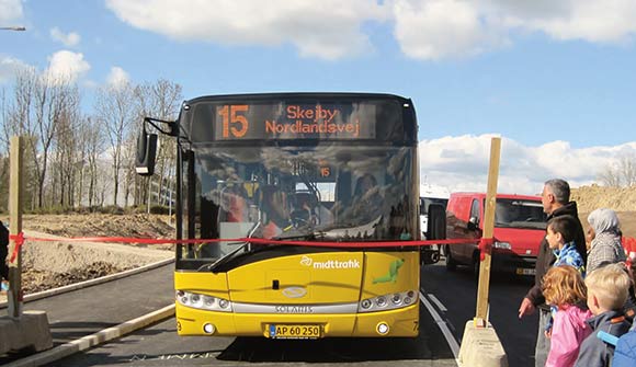 Det var Linje 15, der ”klippede” den røde snor over, da Gudrunsvej blev genåbnet.