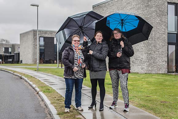 Skræppebladets udsendte sammen med afdelingsformand Maria Kahr Ovesen (i midten) en kold forårsdag, hvor solen svigtede Solbjerg.