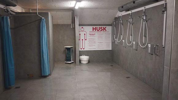Bruserummene har fået helt nye grå fliser og nye armaturer og sæbedispensere, og der er også kommet nye forhæng.