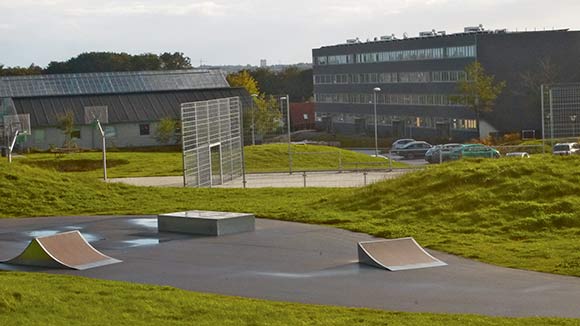 Skovgårdsparkens unge har både fået skaterbane og basketbane på midterarealet.