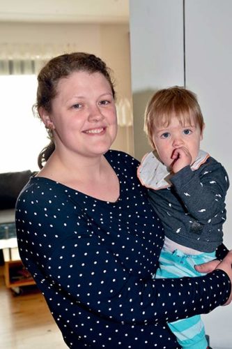 Lise, med sønnen Niels på armen, i deres dejlige treværelses lejlighed