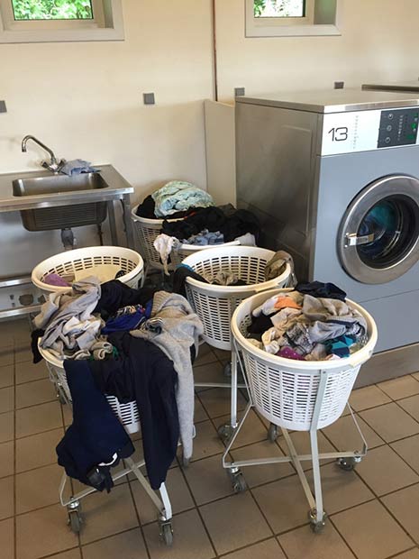 Uafhentet vasketøj, som andre beboere skal flytte, og som optager plads på vaskeriet.