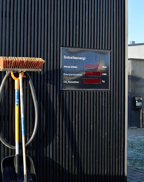I de sorte kasser står der en varmepumpe.