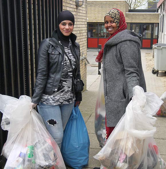 Forsiden: Iman (tv.) og Haanan til oprydningsdag i Skovgårdsparken. Foto Elsebeth Frederiksen.