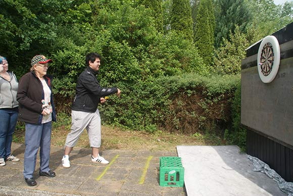Arsalan fors&oslash;ger sig med dart. Dorthe giver gode r&aring;d, mens Louise ser p&aring;.
