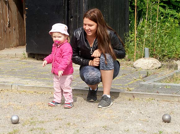 Selv de mindste fik lov at v&aelig;re med: her f&aring;r lille Isabella hj&aelig;lp af Mette.