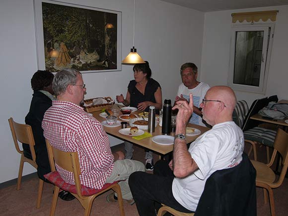 Theresa Oudey, Poul Kling, Erik Vilhelmsen, Gert Sørensen og Kaja Rosing Jensen trak indenfor, da regnen blev for meget.