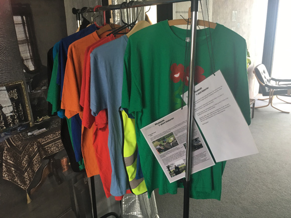 De udstillede T-shirts, er lige så farverige som Gellerup.