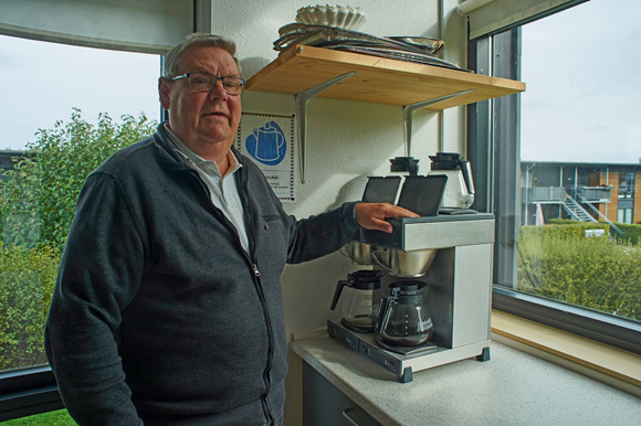 Benny Pedersen laver tit mad i Skovhyttens køkken, når der er fællesspisning.