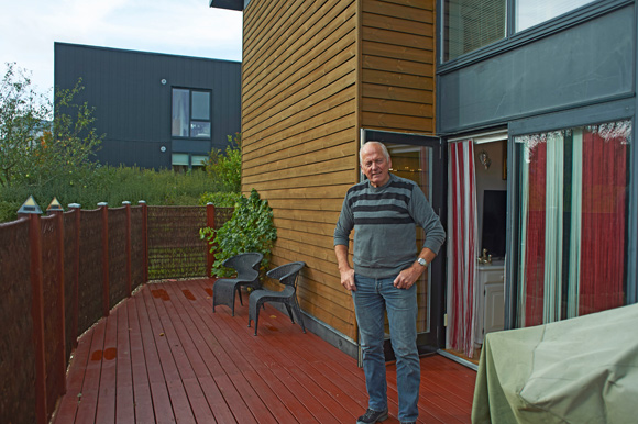 John Bisgaard Vohnsen har sol på terrassen hele dagen, fordi den både vender mod syd og vest.