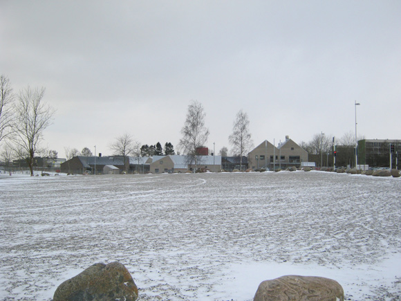 Vest. Det er næsten ikke til at tro, at dette er en ”ghetto”. Dog titter et par lave grå betonblokke frem i kanten af billedet.