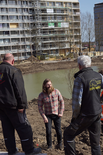 Søren Rostved fører tilsyn med både beplantningen og den sideløbende etablering af grill-faciliteter, legefaciliteter, pavillioner, bålhytter, broer, stier og trappe til søen.