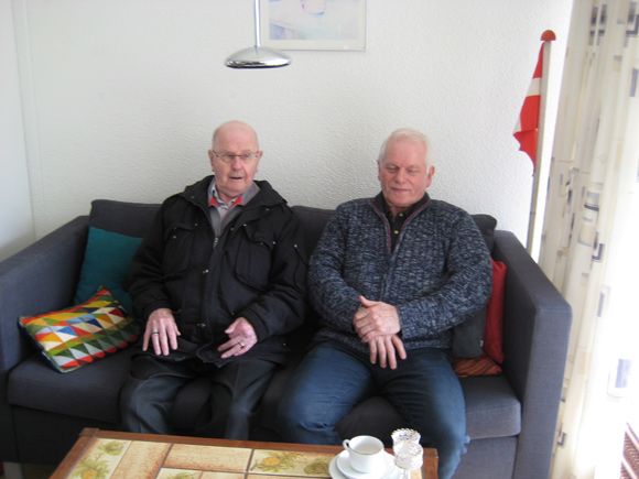 To medlemmer Bent Jensen (tv.) og Poul Jørgensen tager en ny sofa i brug.