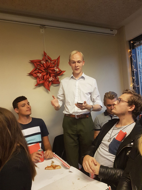 Formand Mathias Ottesen Nielsen løsrev sig et øjeblik fra pizzaen for at aflægge beretning..