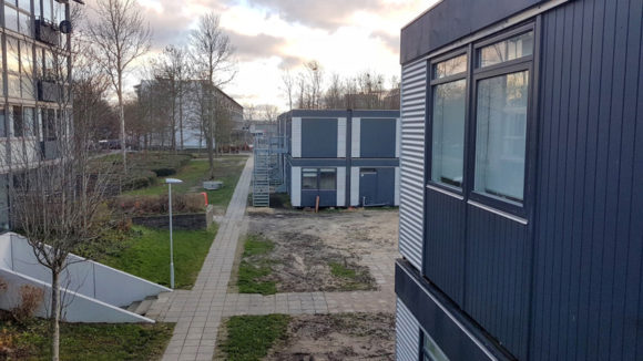 “Sommerhusene” ligger mellem blokkene og Bazar Vest.