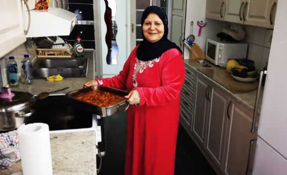 Forsiden: Det ligger ganske naturligt for Najah Kamel Bachir at hjælpe en nabo i nød. Foto Daniel Mantel