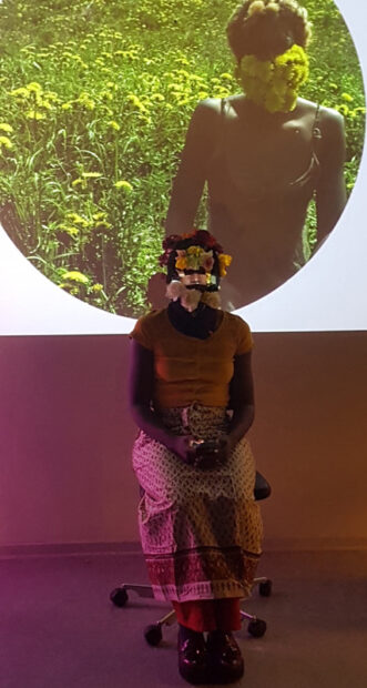 Portugisiske Sall Lam Toro optrådte med videoprojektion og digtoplæsning.
