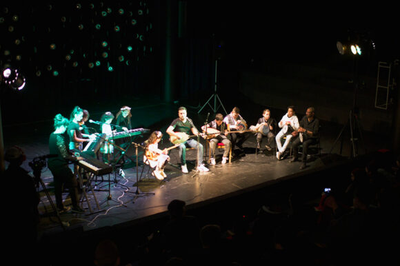 Koncert af Muziba, mange af musikerne er børn fra Tovshøjskolen.