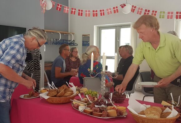 Folk der tager for sig af ostebordet