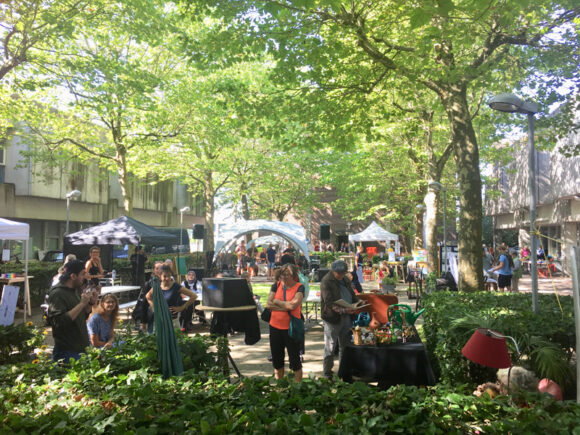 Fredspladsen i Gellerup emmede af liv på markedsdagen.