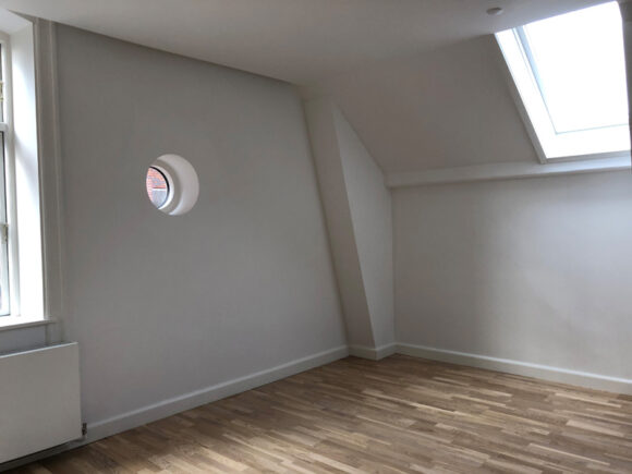 Der er mange forskellige og charmerende vinduer rundt om i huset. Flere steder er de såkaldte trempelspær synlige, men ikke alle var dog pæne nok til at være fritlagte.