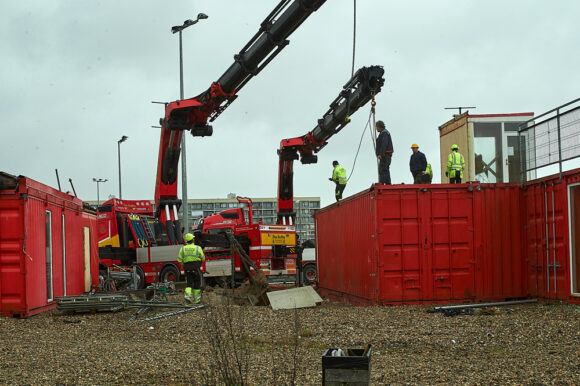 Det er en langsommelig affære at flytte sådan en container, det tager nemlig cirka halvanden time med af- og pålæsning.