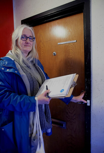 Helle Hansen ringer på døren hos beboerne for at høre beboerne, hvad de tænker.