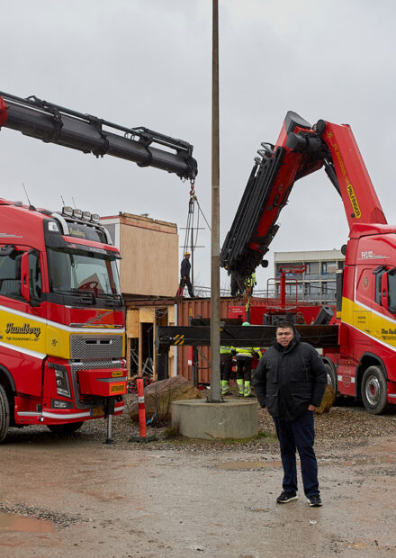 Forsiden: Informationscentret er flyttet til sin sidste destination. Og husmand Chadi Ali Kayed følger flytningen af sin arbejdsplads. Foto Bo Sigismund