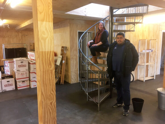 Sophie Rasmussen og Chadi Ali Kayed er i fuld gang med at flytte ind i de gammelkendte lokaler.