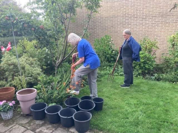 Der var masser af sorte spande klar til at flytte planter i.
