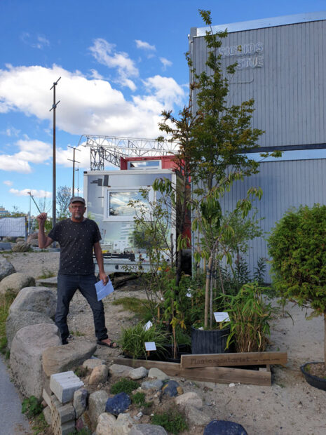 Lars Henningson viser Plantesanatoriet som er kasserede planter, der har fået nyt liv.